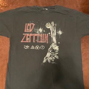 Vintage band T. Size unknown, fits like a large. Led Zeppelin